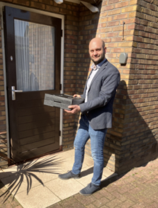Wethouder bezorgt maaltijden